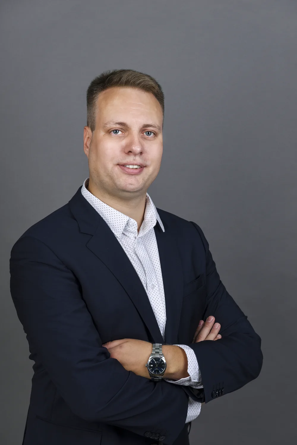 Nils Lappenbusch im Studio vor grauem Hintergrund